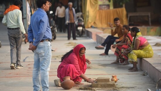 htTweets's tweet photo. #InPics | Auspicious four-day #ChhathPuja commences with 'Nahai-Khai' https://t.co/8h29U8svL8