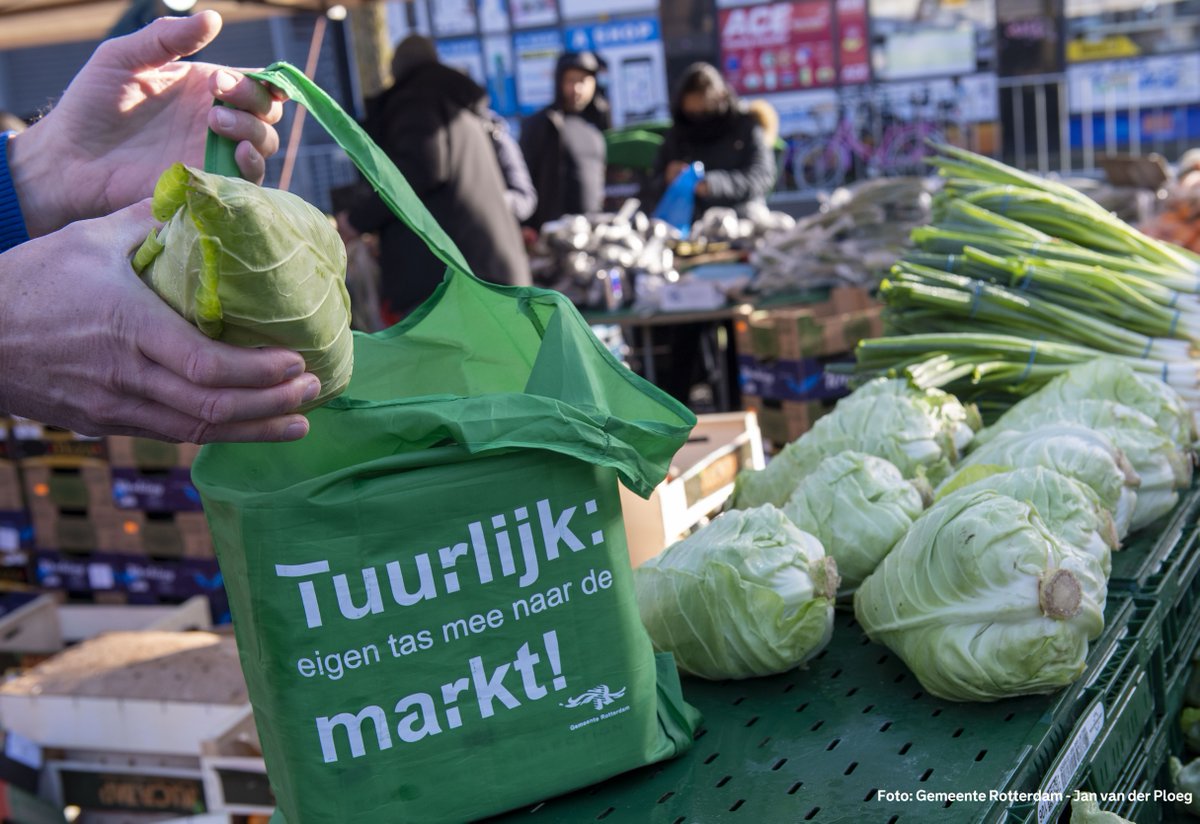 Stadsbeheer010's tweet photo. Tuurlijk: #EigenTasMee naar de #Markt!
Plastic markttasje? Nee, bedankt!
Morgen op de #Afrikaandermarkt vertelt @Voorlichting010 hoe je vuiloverlast voorkomt en onnodig plasticgebruik tegengaat. Met hetzelfde gemak stop je je inkopen in een herbruikbare🛍️tas. #RotterdamSchoon https://t.co/tkmTY4pooV