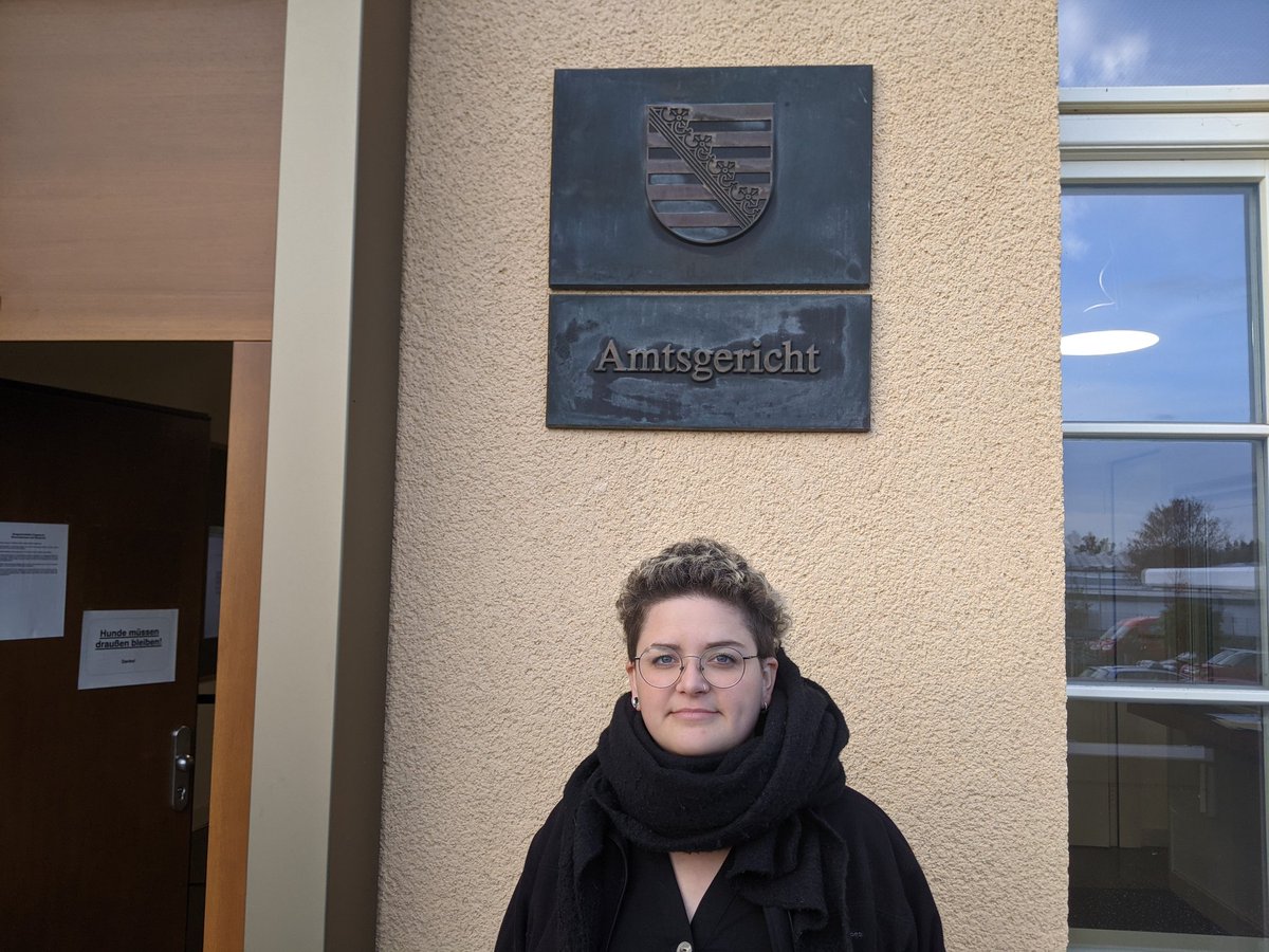 Der Prozess gegen Ende Gelände Pressesprecherin @SinaChom beginnt gleich in Borna. 
Wegen einer <a href="/Ende__Gelaende/">Ende Gelände</a> Blockade des Tagebaus Vereinigtes Schleenhain 2019 wird Sina  Hausfriedensbruch vorgeworfen.
Hier gibt's bis zur Urteilsverkündung Tweets aus dem Gerichtssaal.