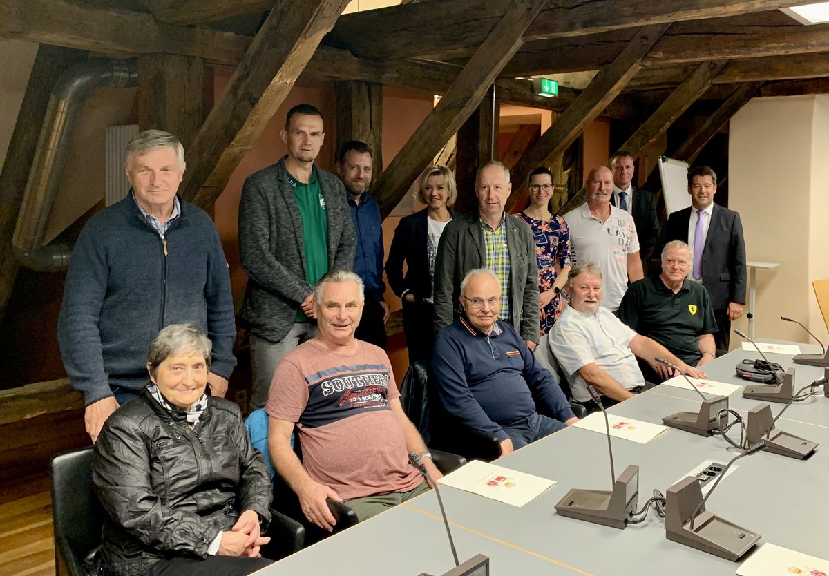 Stadt_BRB's tweet photo. 💶 100.000 Euro für die Sanierung von Vereinssportanlagen 💶 

Trotz angespannter Haushaltslage übergab OB #SteffenScheller gestern #Förderbescheide aus einem kommunalen Sonderprogramm an 8 lokale #Sportvereine für Reparaturen &amp; Instandsetzungen. 

👉 https://t.co/FduFQroy1l https://t.co/V0VIioDveU