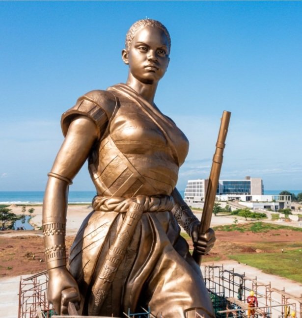 RKlaingar's tweet photo. Le monument de l'Amazone (30m de hauteur et pesant 150 tonnes) se situe derrière le Palais de la Marina, à quelques encablures du Palais des Congrès et du Port Autonome de Cotonou. Excellent site touristique, cette statut a été érigée en hommage aux vaillantes Amazones du Dahomey https://t.co/oGDIg4cnm1