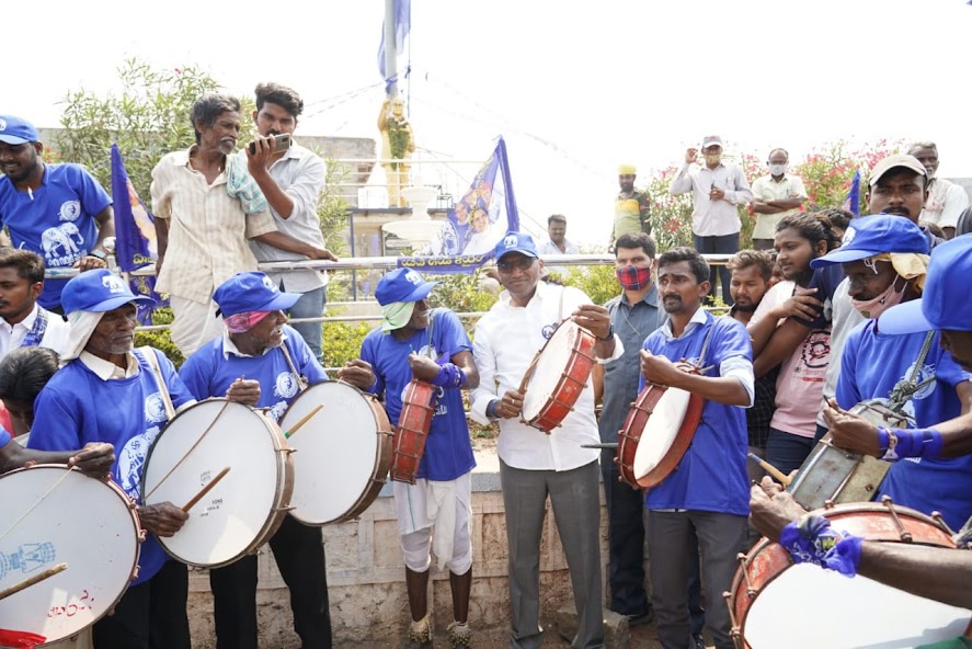 Ajj0303's tweet photo. రండి తర తరాల 
బానిసత్వాన్ని బద్దలుకొడదాం  మునుగోడు గడ్డపై నీలి జెండా ఎగురవేద్దాం...
#MunugodeWithBSP #MunugodeWithBSP #MunugodeWithBSP #MunugodeWithBSP #MunugodebyPoll @RSPraveenSwaero @Mayawati @Andoju https://t.co/TLy83DT17a