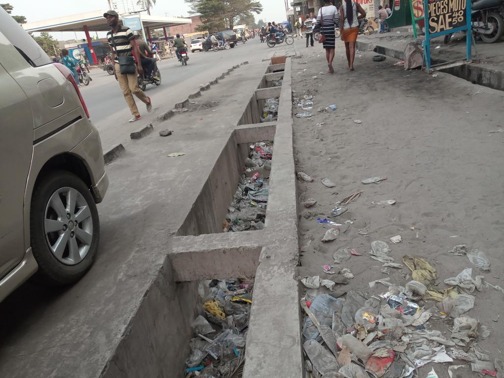 Didier-Rombault KAWADIO:JS8 BUNAGANA,GOMA,BUKAVU (@kawadiodidierom) on Twitter photo <a href="/chkanyimbo/">Chantal Kanyimbo</a> 1/2
Kinshasa a >13 000 000 d'hab.
Or, 1 individu produit +/- 0,8 Kg de déchets/j.
Les DÉCHETS abandonnées ds des décharges sauvages échouent ds caniveaux & rivières.
Kinshasa doit donc se doter d'1 système pour gérer >10 000 tonnes de déchets/j; ce qui n'est pas le cas ce jour. <a href="/chkanyimbo/">Chantal Kanyimbo</a> 1/2
Kinshasa a >13 000 000 d'hab.
Or, 1 individu produit +/- 0,8 Kg de déchets/j.
Les DÉCHETS abandonnées ds des décharges sauvages échouent ds caniveaux & rivières.
Kinshasa doit donc se doter d'1 système pour gérer >10 000 tonnes de déchets/j; ce qui n'est pas le cas ce jour.