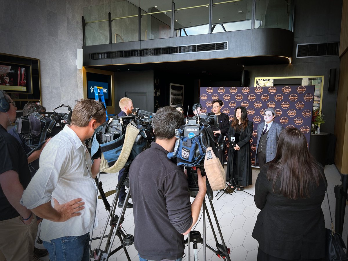 TheShowSNAP's tweet photo. SNAP finished performing at the #OzAsia Festival 2022 in Adelaide, Australia as the opening work of the fest at Her Majesty's Theatre Adelaide!

* Photography, Tyr Liang – Xplorer Studio

#gruejarm #theshowsnap #magicshow #ozasiafestival https://t.co/HP53a1GnKv