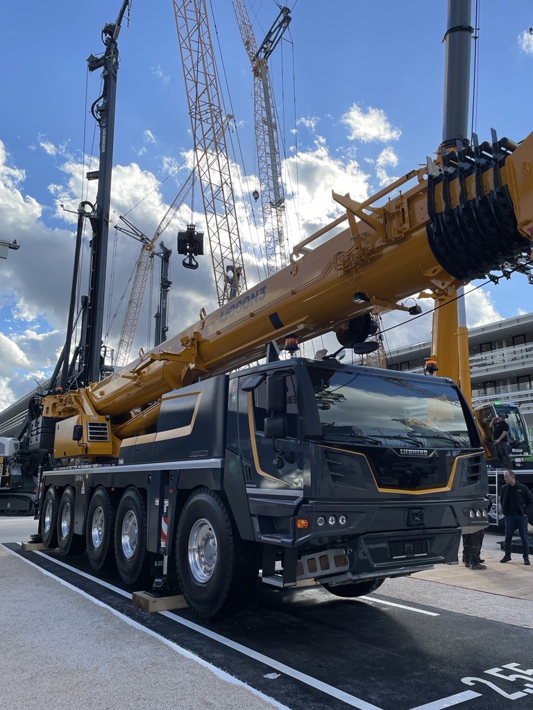 Good morning from #Bauma2022 in Munich! We've spotted a mobile crane you shouldn't miss when visiting our booth. The new LTM 1100-5.3 looks amazing and runs with LICCON3, the 3rd generation of our crane control system. 

#liebherr #onyoursite #liebherrbauma