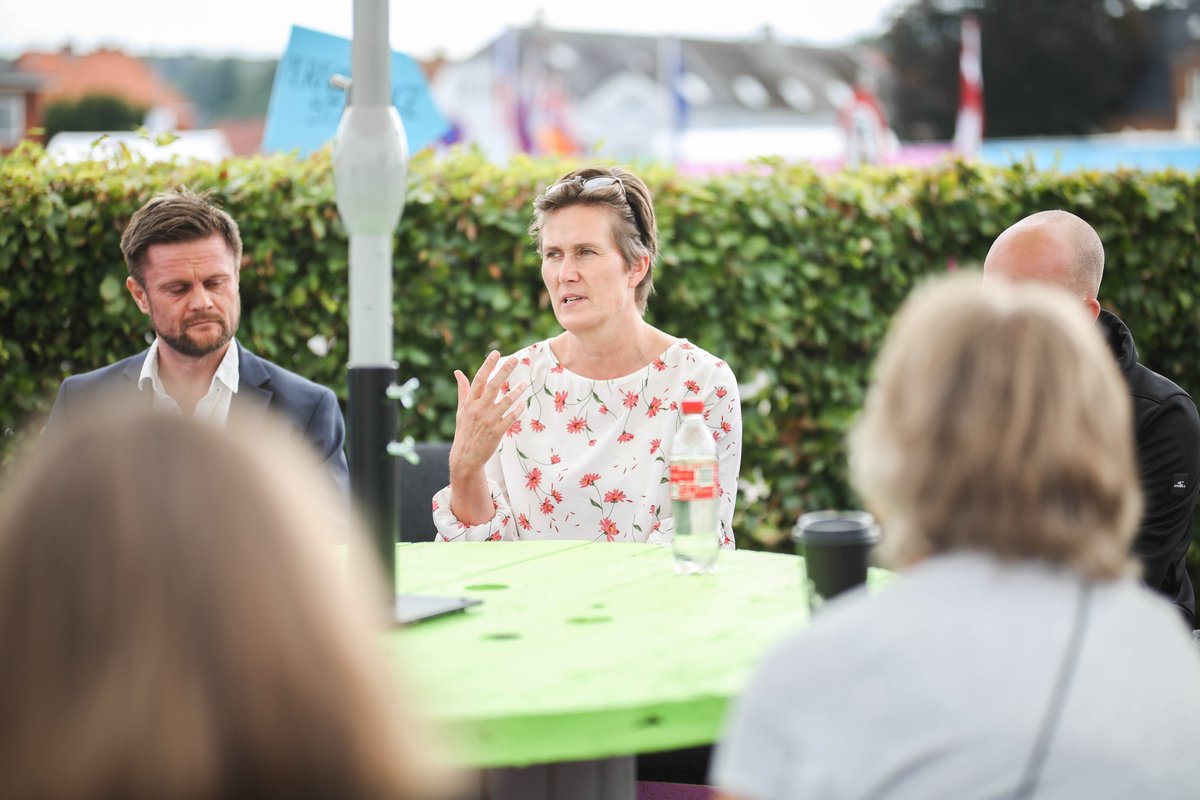 Europahus's tweet photo. One of our goals at #PFOE is to ✨ENGAGE✨ citizens! Why? Because democracy is in your hands - get involved and be part of the decision-making process! https://t.co/sKd09gEU7p