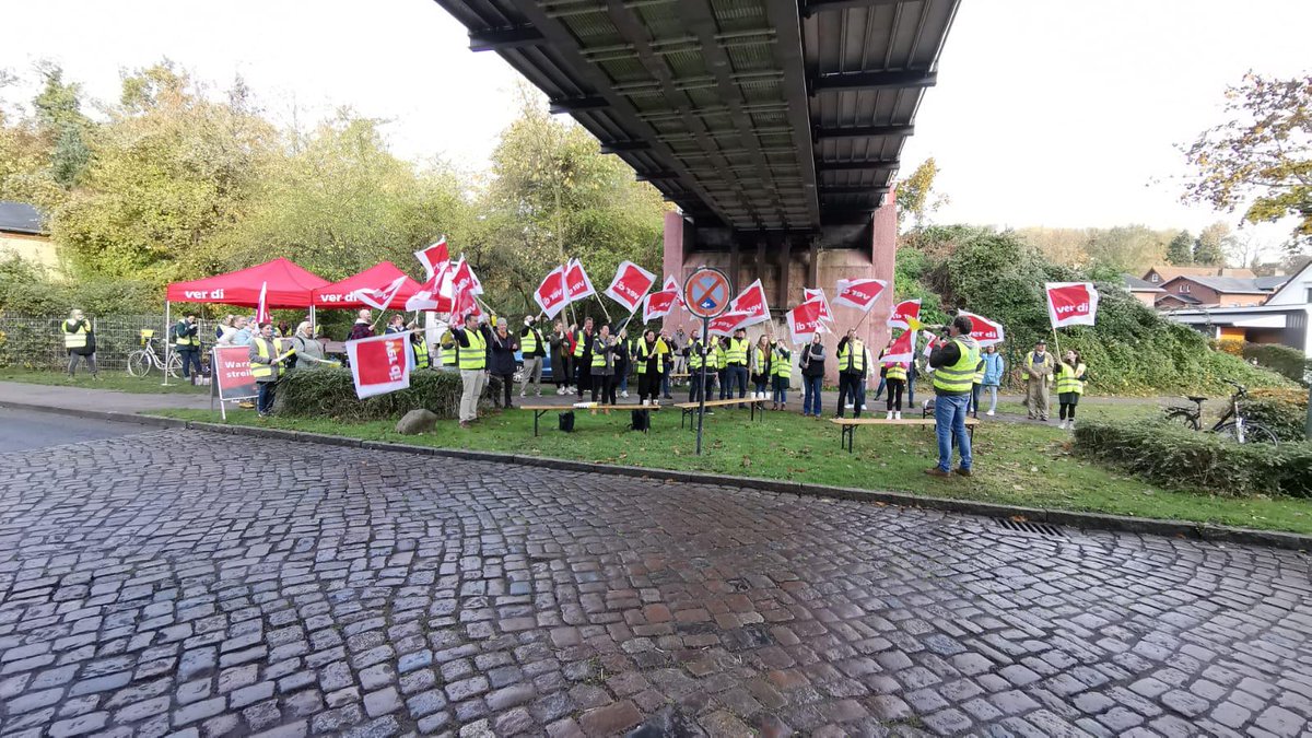 linke_sh's tweet photo. Gestern streikten erstmals die Beschäftigten bei #AMEOS in Lübeck und Ostholstein für 10% mehr Gehalt und eine Eingliederung in den TVöD. DIE LINKE ist solidarisch und meint: Pflege ist mehr Wert und nicht für Profite von Konzernen da! #Streik #Pflegenotstand https://t.co/7hkOGtdMDg