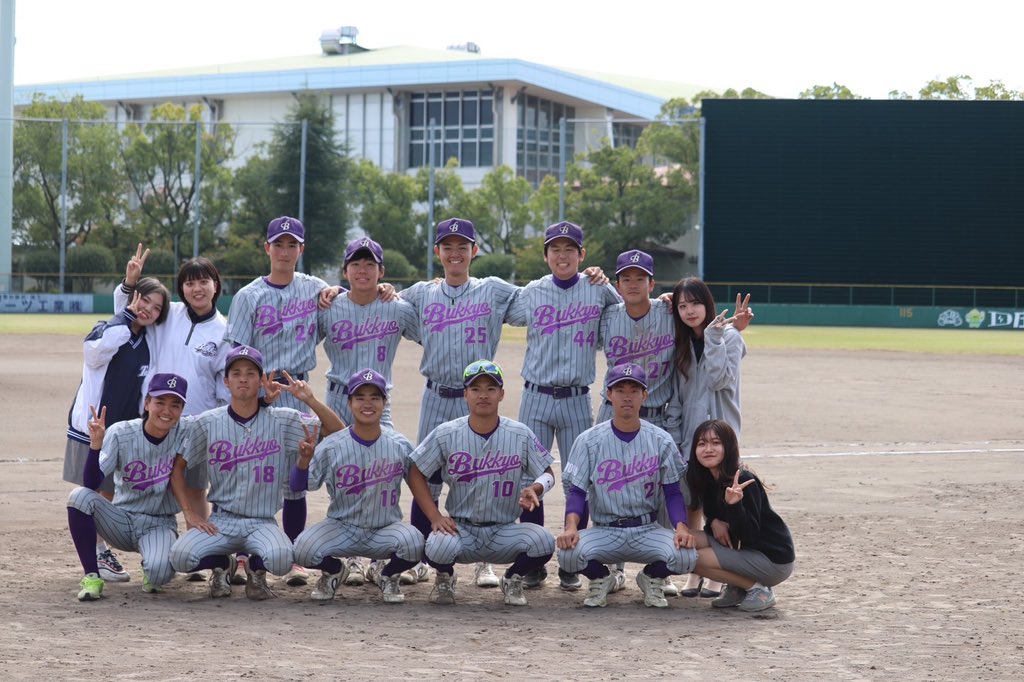 bukkyo_baseball's tweet photo. 10月21日の京産戦をもちまして、秋季リーグ戦は7勝3敗で2位という結果で終わりました。そして3回生17名は引退となります。全国の景色をもう一度、主将を中心に精進してきました。悔しい結果となりましたが、弊部の理念通り、選手たちは全力で野球を楽しめたと思います。ご声援ありがとうございました‼️ https://t.co/BDu5cVRqpF