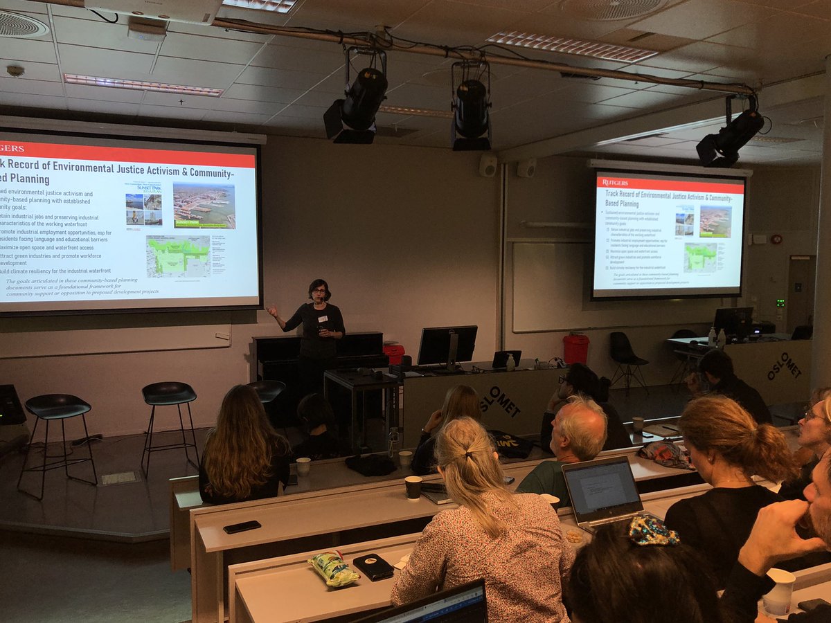 nibr_no's tweet photo. Dag 2/2 av Storbykonferansen #storby22 er i gang! @RobinLeichenko fra @RutgersU snakker om byutvikling og klimarettferdighet i Brooklyn. https://t.co/aCVycsp3kc