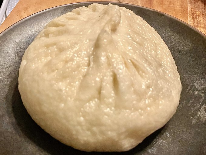 昨日、町田の中華食材店 十年で買ってきた牛肉玉ねぎまん、一個280円
やー、汁だくでめちゃくちゃうまいぞこれ
皮は薄めでしっかり感、具材は肉が歯ごたえたっぷり、重い
お酢が合う感じの味 