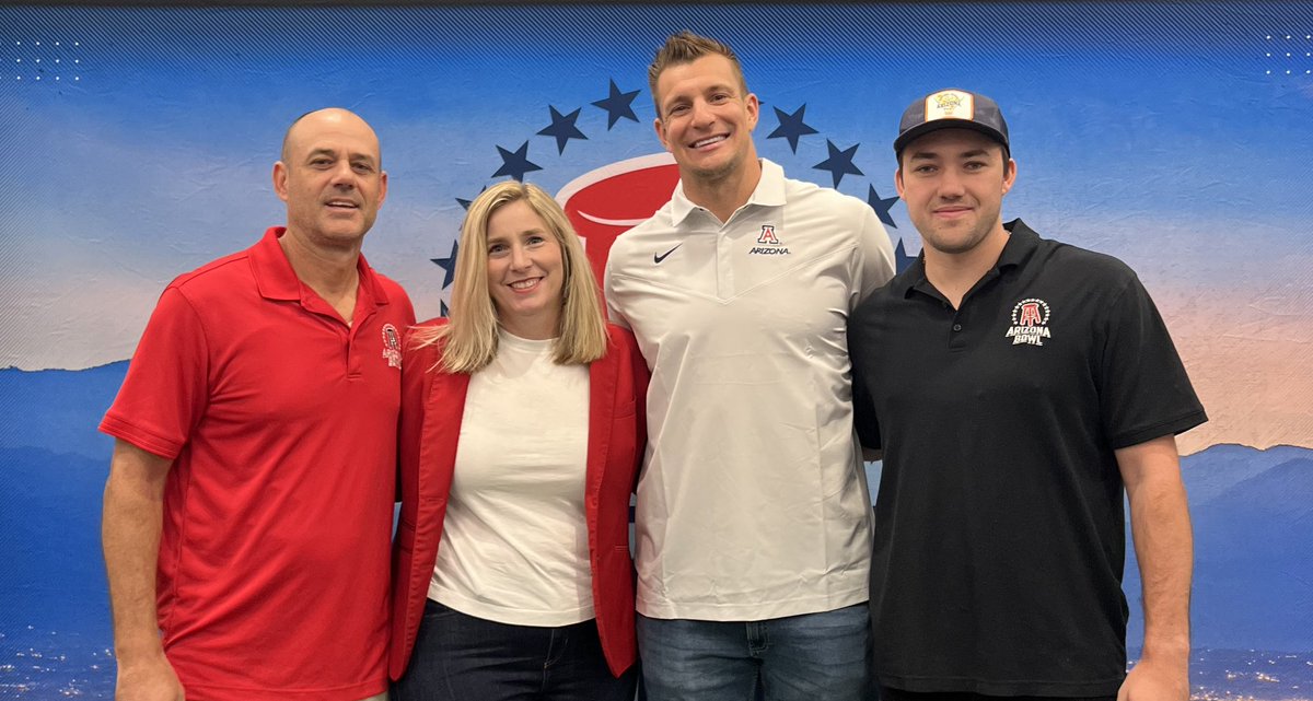 AZBowlKym's tweet photo. What a day! In front of a sold out crowd of 1000 people, I had the chance of a lifetime to interview future Hall of Fame NFL Legend Rob Gronkowski and then followed that dream sequence by announcing that the Barstool Fund is committing $1,000,000 for Southern Arizona businesses. https://t.co/qt0ikTY6mr