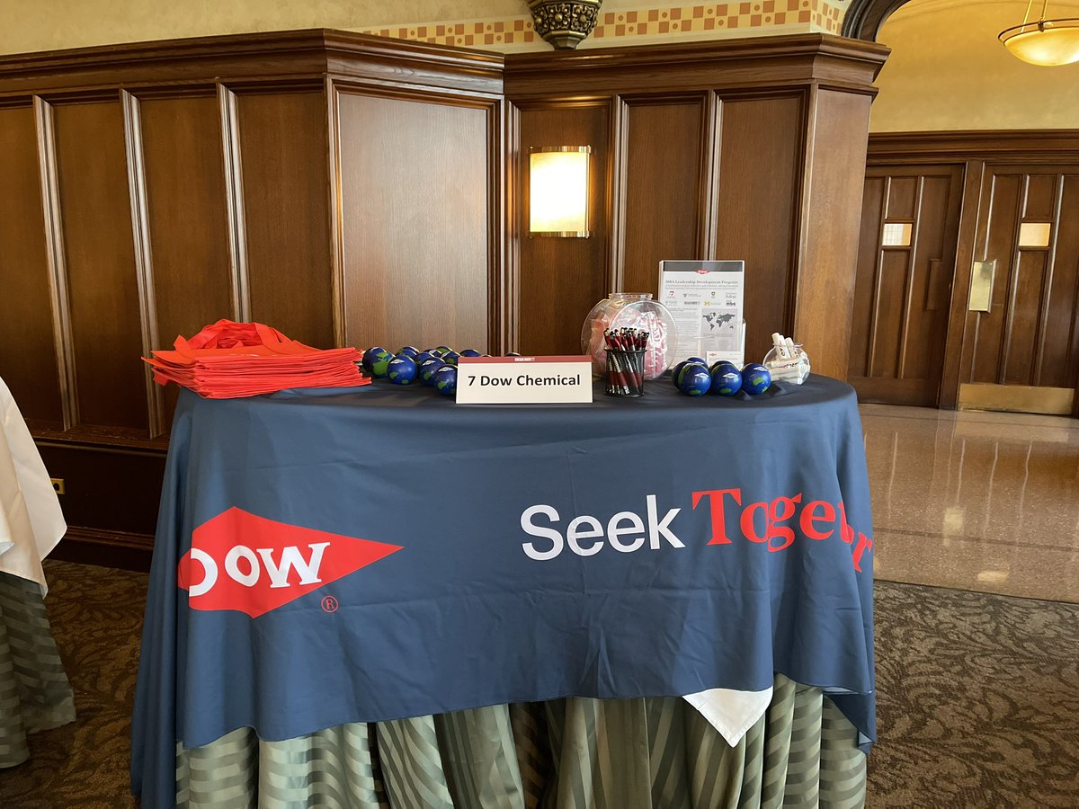 JulieGobin4's tweet photo. So glad to be back f2f to represent @DowNewsroom at the @ChicagoBooth Women in Business Conference #CWiB . Love to talk to those amazing future women leaders. Icing on the cake…@ValerieJarrett as a keynote speaker *starstruck* https://t.co/SMMQOw2z6z