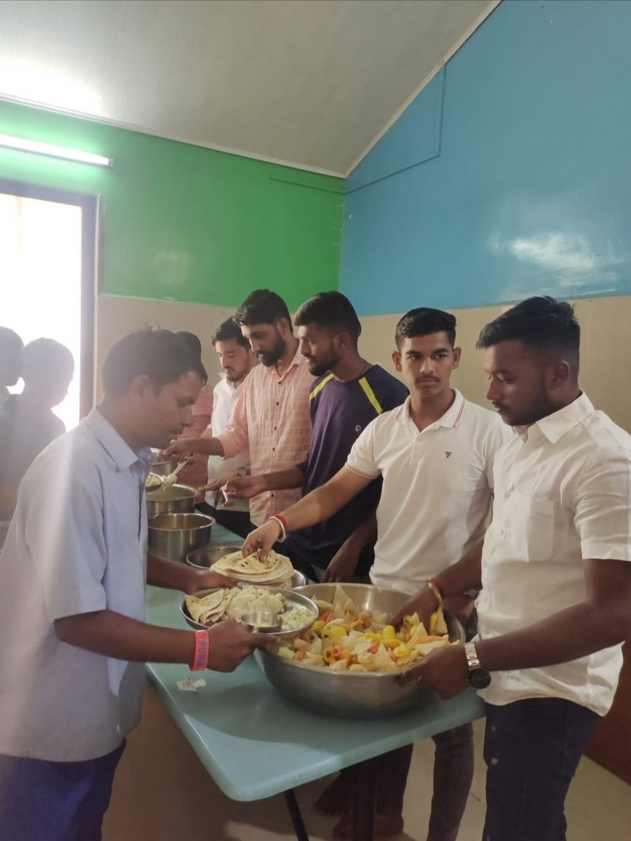 K_pratik29's tweet photo. एक दिवाळी अशी ही 🎆
वाघजाईवाडी (एकंबे) ता. कोरेगाव जि. सातारा येथील आशाग्राम या मतीमंद मुलांच्या सोबत समस्या जाणून घेत आनंदाचे काही क्षण त्यांच्यासोबत घालवून #राजाज्ञा_प्रतिष्ठान ने या मुलांना जेवण देऊन दिवाळी त्यांच्यासोबत साजरी केली ♥️
#mental_retardation_child
#Ashagram https://t.co/PlOVWdeLFv