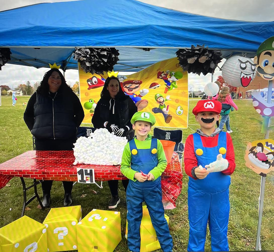 Trail of Treats🍭🎃Thank you to every one who took the time to set up a station- the kids loved them all!🎃 
The winners are…
🥇1st place 4 pack to Airborne &amp; trophy-DJ Marshmallow 
🥈2nd place $25 to Painted Croc &amp; trophy-Haunted House
🥉3rd place trophy-Super Mario Bros