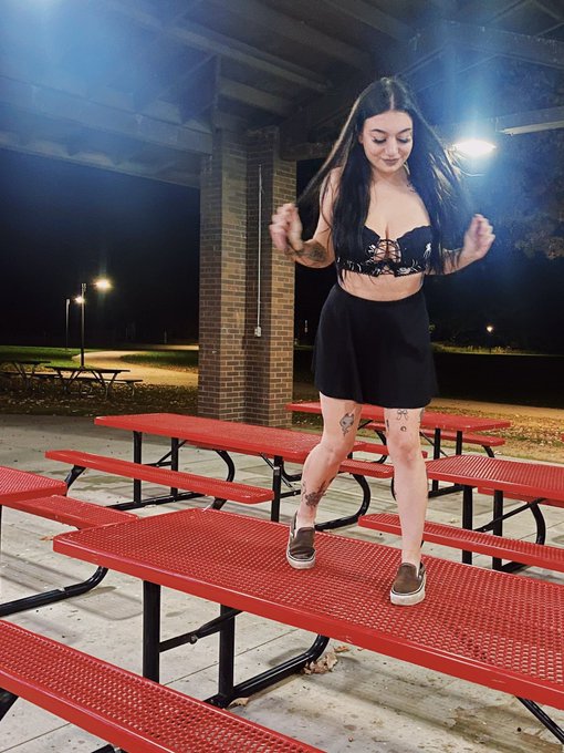 i can&rsquo;t stop zooming in on my boobs in this pic wbu🧐 https://t.co/FrPUItLkJr