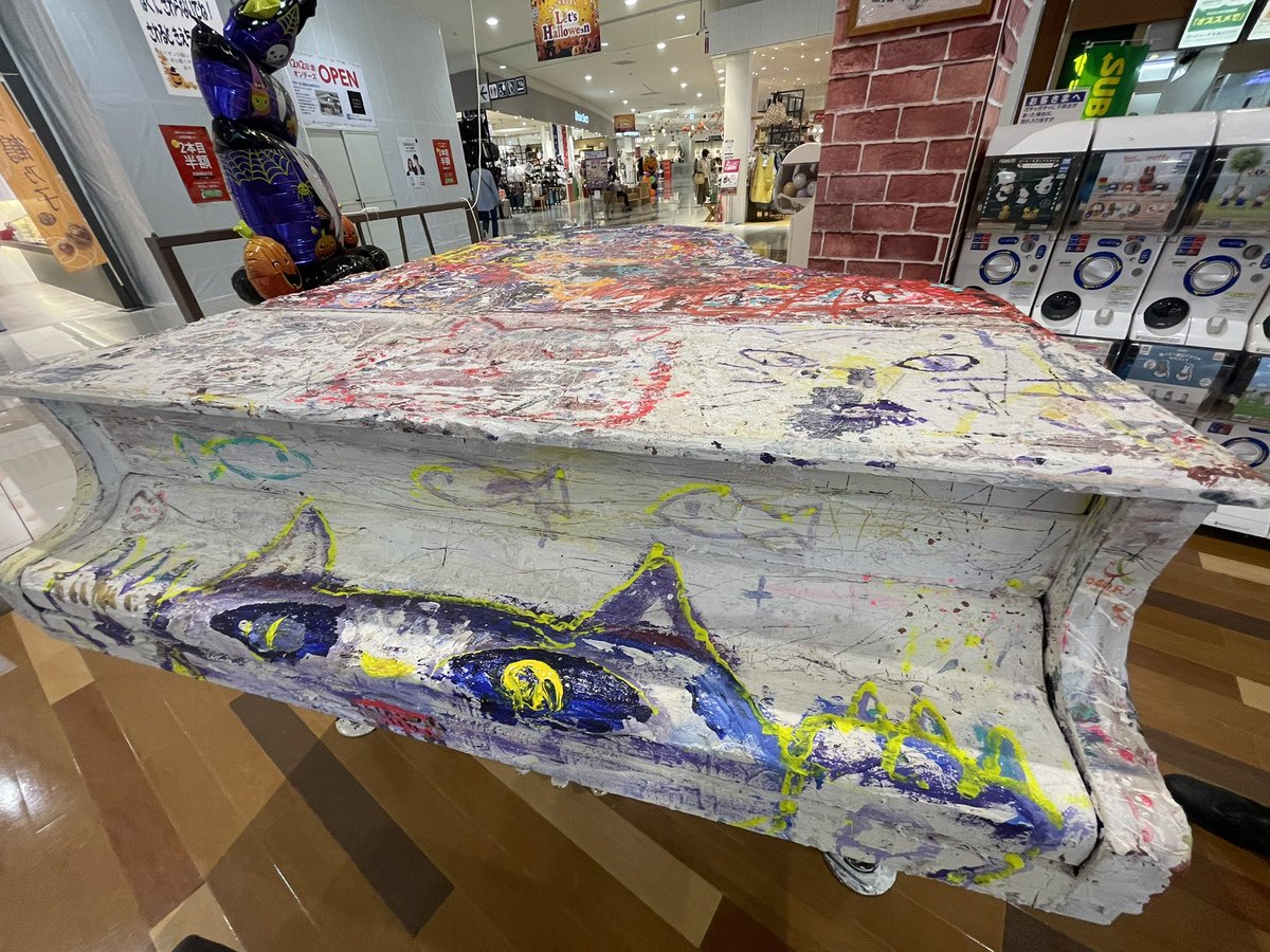 鳥越一輝が住む小郡にあるイーオンに来た。彼が描いたストリートピアノが置かれている。明らかにイラストでよく描かれる可愛らしい猫や犬とは違う絵画そのものの強烈な輝きがある。至るところ薄っぺらなものが目白押しな我が国であるが、環境の中にもっと重厚な文化が根付くきっかけとなれるだろうか。