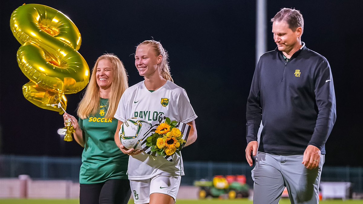 BaylorFutbol's tweet photo. We LOVE you, seniors 💚

#SicEm 🐻 | #FaithFamilyFutbol ⚽️ https://t.co/JbA6ZNkvnU