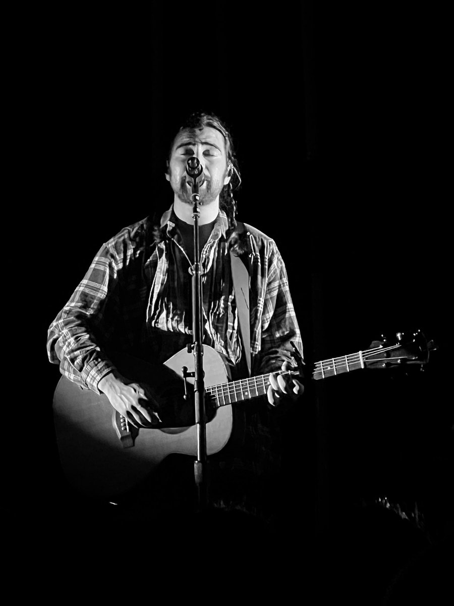 BigSniffster's tweet photo. Noah rocked tonight in Vermont 🍂🍁 @NoahKahan https://t.co/NMX3jRxpbJ