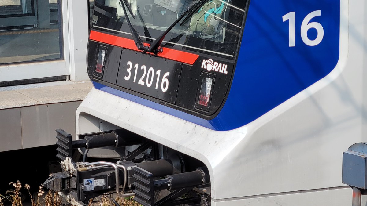 Korail新型車両の連結器に中国中車のプレートが見える。 中国でも柴田