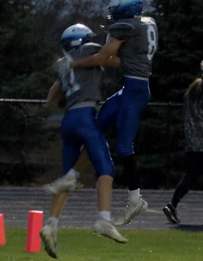 HUSKIES HUSTLE TO SEMIFINALS!

<a href="/EpjFootball/">EPJ Football</a> took over on both sides of the ball, putting up 42 points while shutting out their opponent for the sixth time this season as <a href="/ActivitiesEpj/">EPJ Activities</a> advances to the Class 11B semifinals!

WATCH HERE 🏈⬇️
siouxlandproud.com/sports/south-d…