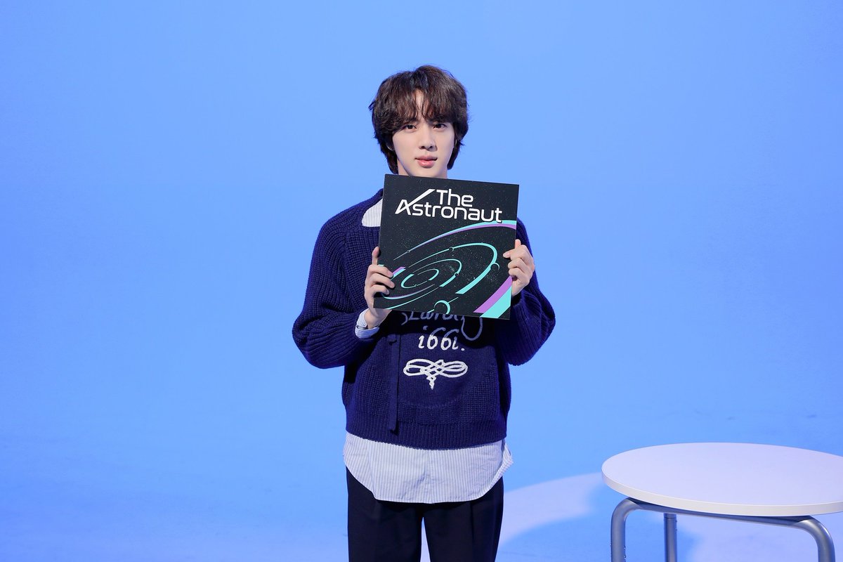 rmbtswd's tweet photo. #JIN dijo: Mientras escribía la letra, una vez expresé mis sentimientos por ARMY que me hizo quien soy hoy como BTS Jin. La letra es sobre que fluye sin rumbo buscando la historia de encuentrar mis sueños. Asi que para ARMY que me hicieron brillar en todas (++) https://t.co/yqHXuAN4VE