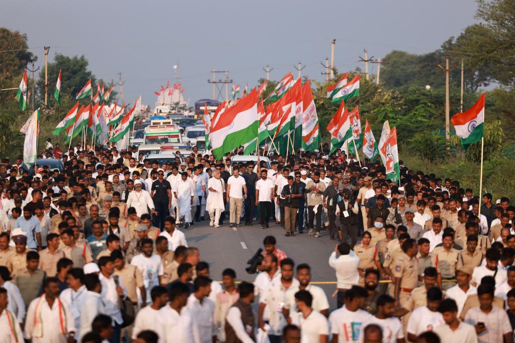 INCBihar's tweet photo. वाह तेलंगाना...गज्जब कर दिया आपने तो।

आज सड़कों पर सिर्फ तिरंगा नजर आया है...
#BharatJodoYatra 🇮🇳 https://t.co/SoAyqtP04P