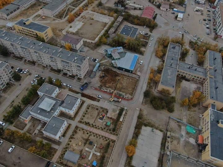 Аймгийн Иргэдийн Хурлын Төлөөлөгч хүн хуулиас дээгүүр байдаг юмуу? П.Гэрэлбаатар нь ганц энэ биш хэд хэдэн газарт барилгын нүх суурь ухчихаад л яваад бдаг, ж нь тэр Бунханд барихаар өнгөрсөн жил ухаад орхисон нүх нь ямар ч хашаа хамгаалалт байхгүй, зүр л аймшгийн хөндий болчихсон