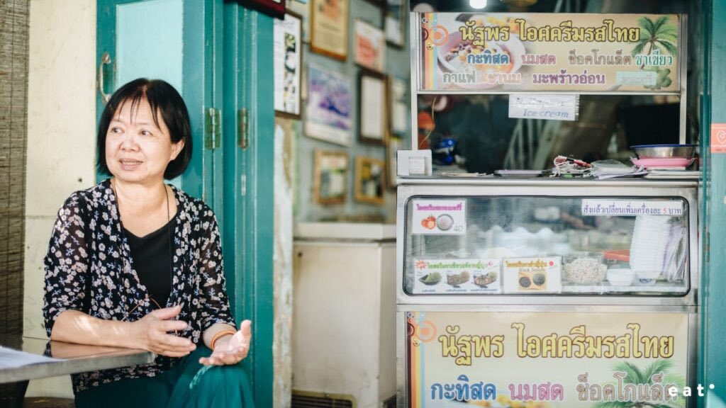 bright_dateNFT's tweet photo. ไอติมโบราณที่ถนนแพร่งภูธร มีหลายรสชาติมากแล้วก็มีเครื่องเคียงเยอะ โดยเฉพาะข้าวโพดให้เยอะมาก นั่งกินแบบชิลๆ ใครชอบบรรยากาศเย็นๆ สบาย ชื่นใจ เสพความคลาสสิคของชุมชนสมัยร.5 ก็มากินไอติม โดยเฉพาะช่วงสงกรานต์ ฟินมาก อากาศร้อนๆแล้วนั่งกินไอติม 🤭😊 https://t.co/5Y5vecORJH