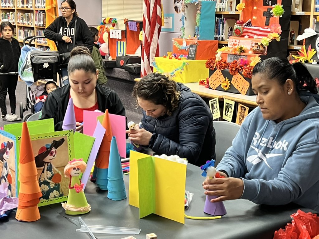 Bilingual Parent Night… bringing families together. <a href="/ABQschools/">Albuquerque Public Schools</a> @Zone2Assoc8 Gracias a los maestros, estudiantes y familias.