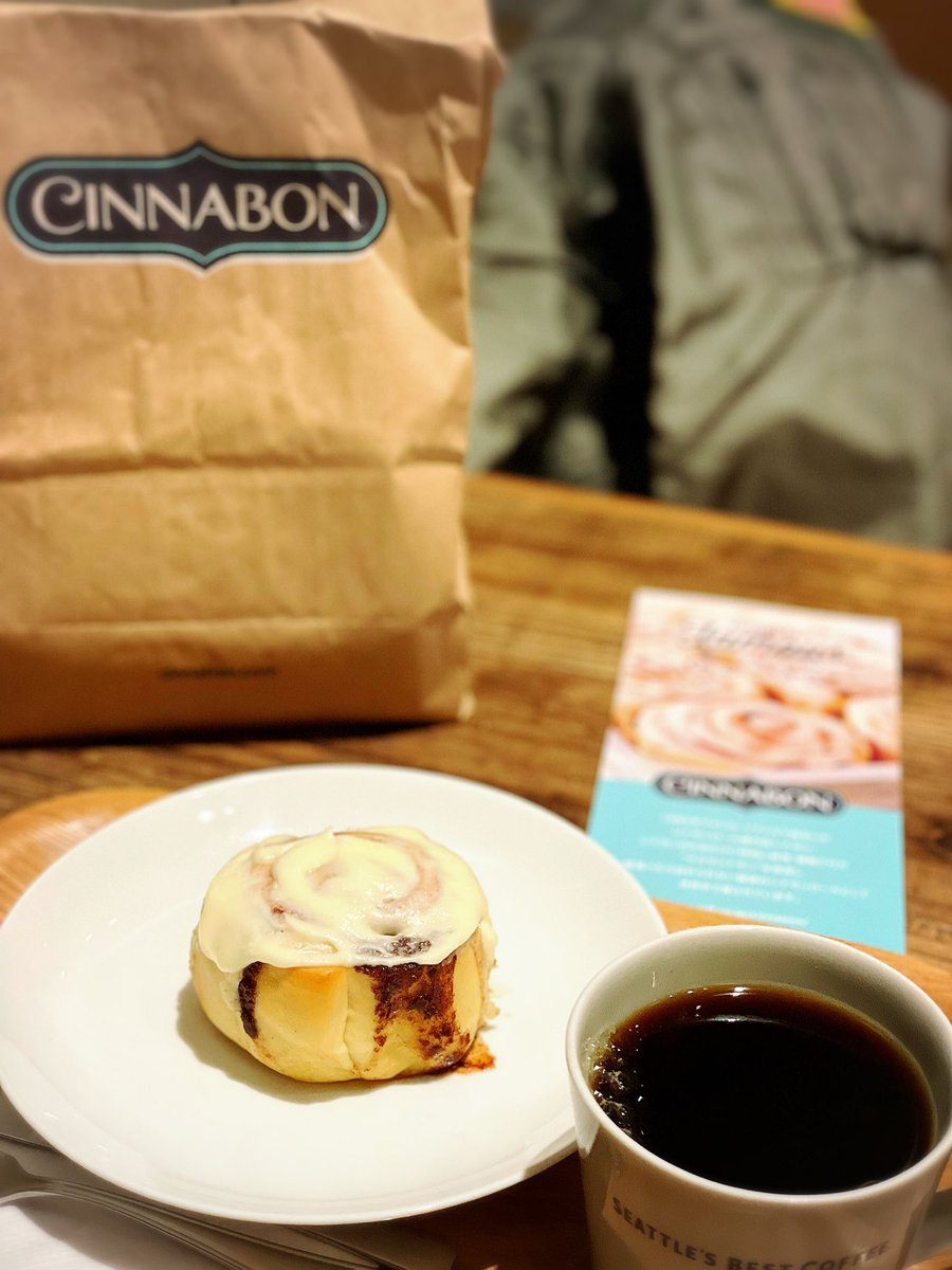 happy3939's tweet photo. 嬉しいぃー！
##CINABON の　#シナモンロール　が梅田のルクアB1で食べられる！
シナモンロールは大好物。それもCINABONのが好き。世界中にあるカフェにもシナモンロールがあるけど、比べもんにならない旨さ。上にかかったアイシング（白いクリーム状のソース）と間の黒い部分に染み込んだシナモン！ https://t.co/H2KbumR36W