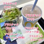 プラストローが何したって言うんだよ!？他の容器はすべてプラスチックなのに…。