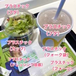 プラストローが何したって言うんだよ!？他の容器はすべてプラスチックなのに…。