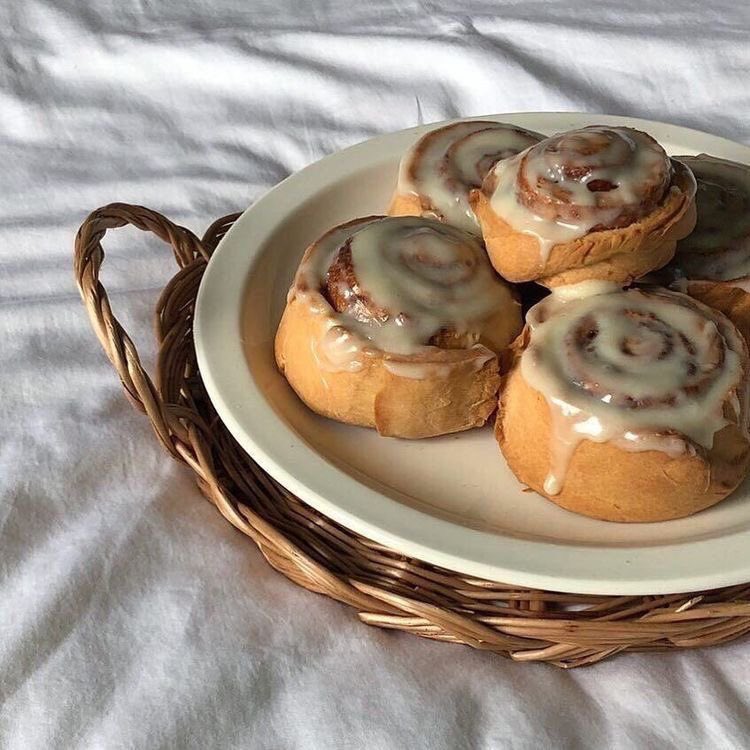 groodearcafe's tweet photo. new order! +.*.｡
╰➤ cinnamon roll + iced coffee
to: @tomishooky
from: anon

💌 ❝ hi therese!!! thank you for always being so active in the park and putting smiles on groos' faces 💙 ❞
╰➤ ♬: toktok - gwsn
thank you for ordering! ♡｡*ﾟ https://t.co/hp9rTKiY64