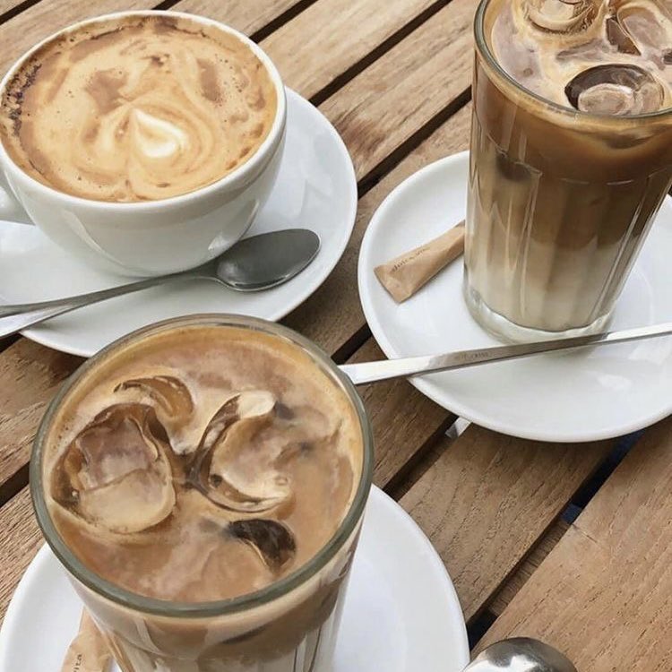 groodearcafe's tweet photo. new order! +.*.｡
╰➤ cinnamon roll + iced coffee
to: @tomishooky
from: anon

💌 ❝ hi therese!!! thank you for always being so active in the park and putting smiles on groos' faces 💙 ❞
╰➤ ♬: toktok - gwsn
thank you for ordering! ♡｡*ﾟ https://t.co/hp9rTKiY64