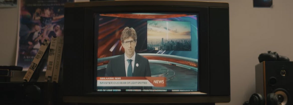 coldplaying's tweet photo. Chris Martin as a news reporter in #TheAstronaut music video 😎 

📺 https://t.co/l8zFIrCplf https://t.co/usTDdosCgw