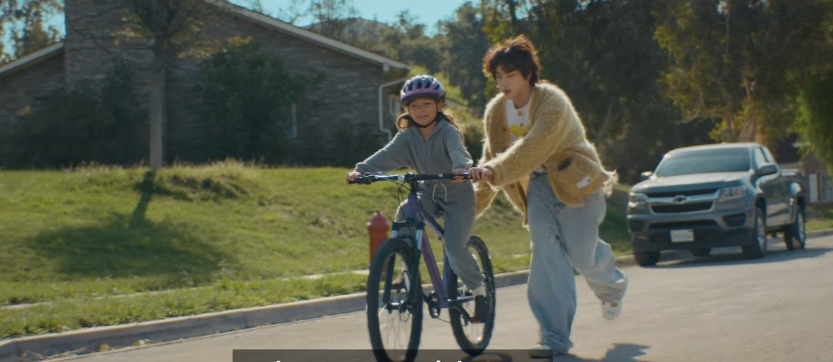 tteokjm's tweet photo. if the little kid represents army then this scene hits different 😭 https://t.co/yoes9qBTJw