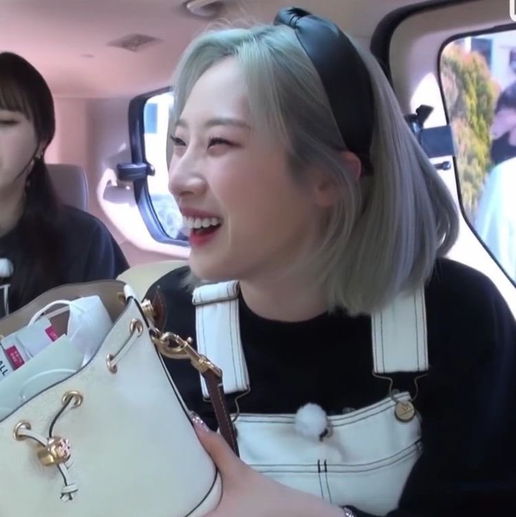 loonaOTD's tweet photo. red lip classic thing that you like 
#HASEUL #LOONA 
#하슬 #이달의소녀 https://t.co/apNmhrD6Hb