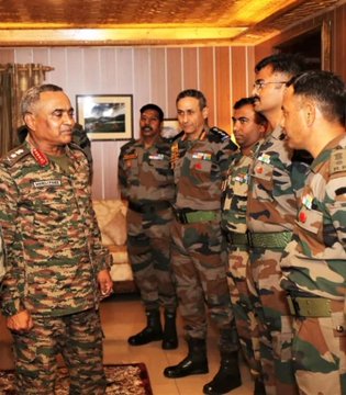 pir_panjal's tweet photo. General Manoj Pande #COAS visited Headquarters #VictorForce and reviewed the operational preparedness & security situation. #COAS interacted with the officers & staff and lauded them for their professionalism and dedication to duty.
#IndianArmy #WeCAN #GFvip #bbtvi #secured https://t.co/yDpzuoRTpa