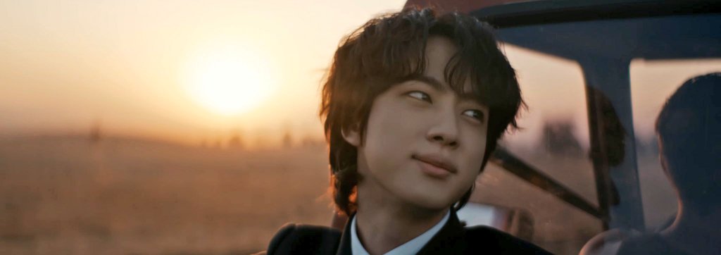 taetaesga's tweet photo. no words can accurately explain how beautiful the astronaut is. the melody, the lyrics, the mv, the emotions jin portrayed through the song is just on another level. i love this song so much, a masterpiece. thank you kim seokjin ♡ #TheAstronaut https://t.co/qE7epK6TQL