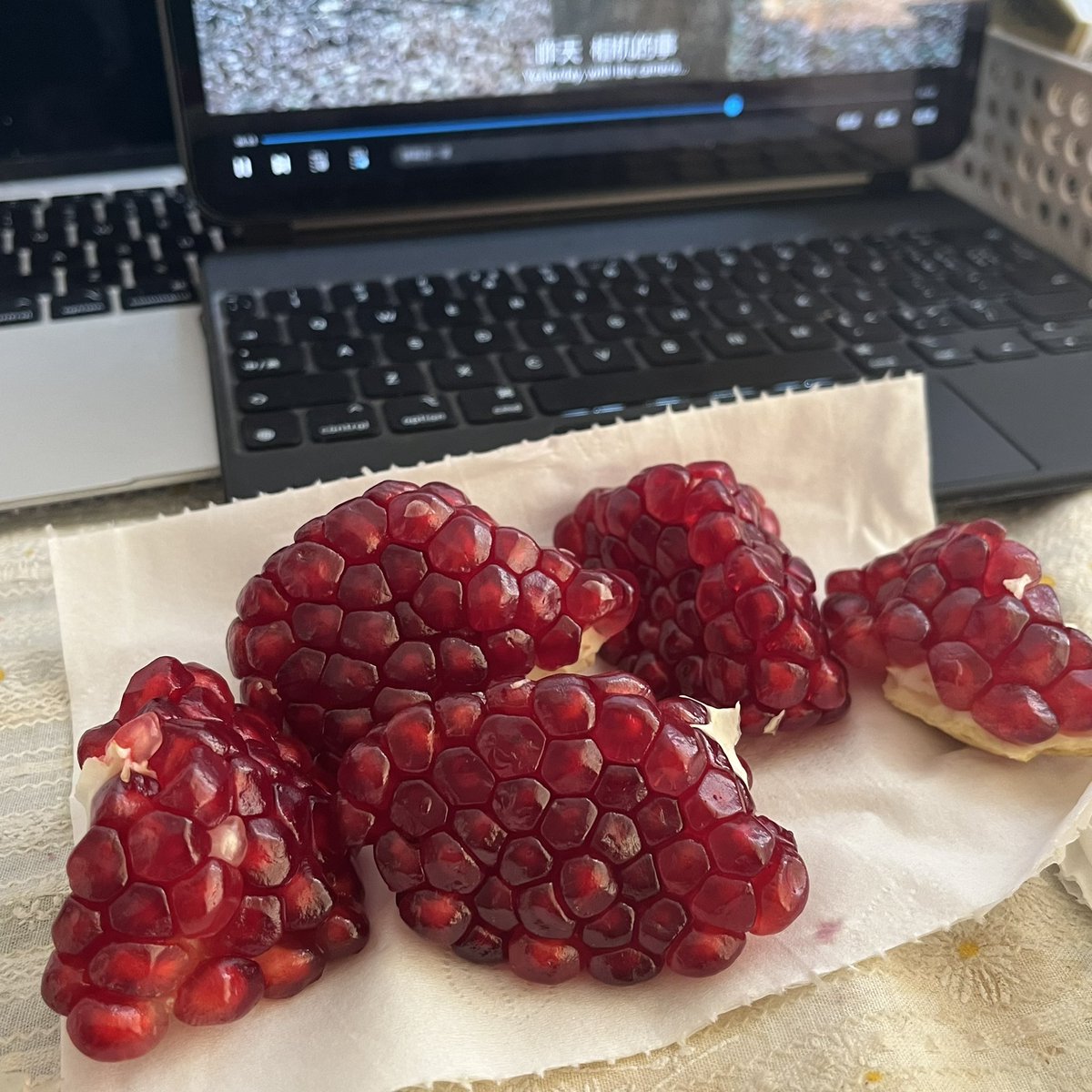 kefengfeng's tweet photo. 十月：
1.结束了研究生最后一节课，学生生涯也到此为止了。
2.明天农行笔试和教资撞了，ok放弃农行。后天��行笔试。
3.图形推理去死！！！！！
4.能不能快进到2024，我想看怪奇物语我要疯了！！！ https://t.co/V0EKvgHe68