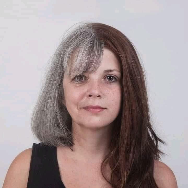 RincnCuriosoo's tweet image. EL PODER DE LA GENÉTICA 🤯

Imagen compuesta de una mujer de 61 años y su nieta de 12.

El fotógrafo canadiense Ulric Collette quiso verificar, a través de una serie de fotografías, qué tan fuerte es la información genética que se transfiere de padres a hijos.