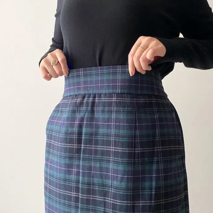 【着回し】美シルエットに惚れたグローバルワークの「楽ちんスカート」体型がスッキリ見えるんです…!グローバルワークの「チェックスカート」がオシャレ抜け感のあるデザインが可愛いんです。シンプルなトップスと合わせるだけで、今っぽいコーデが完成しますよ〜! 