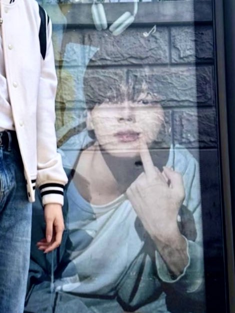 포즈 따라했네 귀야웅 🥹🥹

#사랑으로_가득할_정현이의_스물한살
#HAPPY_JUNGHYUN_DAY