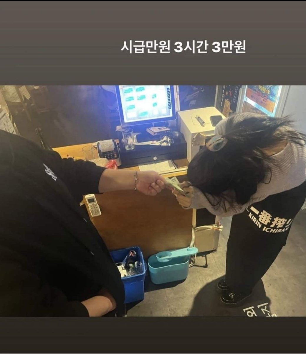 KOREA_TIP's tweet photo. ハンソヒ、友達の居酒屋で1日アルバイトしたって、、偶然来店した人、めっちゃ驚いただろうな笑😂😂😂💓💓そして羨ましい～～～！！！！ちゃんと時給で働いてるし😂😂😂😂

#ハンソヒ https://t.co/a3FiOVilQI
