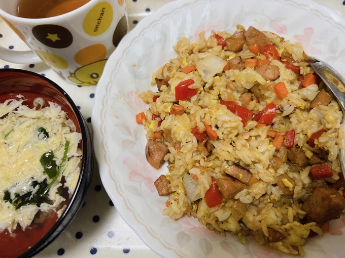 フランクチャーハン!うん、辛いもんは辛いけど、ご飯とパプリカの甘さのおかげでかなり食べやすい!具材は玉ねぎ、にんじん、パプリカ、キャベツも入れたった2人分でもフランク一本でよかったな…2本入れちゃったからご飯も追加になって、3食分ある味付けは出汁醤油ちょっと入れた 