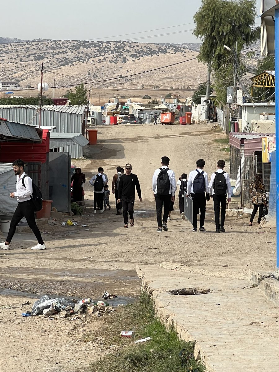 janilkiz's tweet photo. Auf dem Weg in die Schule. In dem Flüchtlingscamp Esyan gehen jeden Tag über 2000 Kinder und Jugendliche in die Schule. Trotz allen Umständen! Bildung ist Tür zu Freiheit in der Welt. Helfen wir ihnen dabei. https://t.co/pBvfzArepb