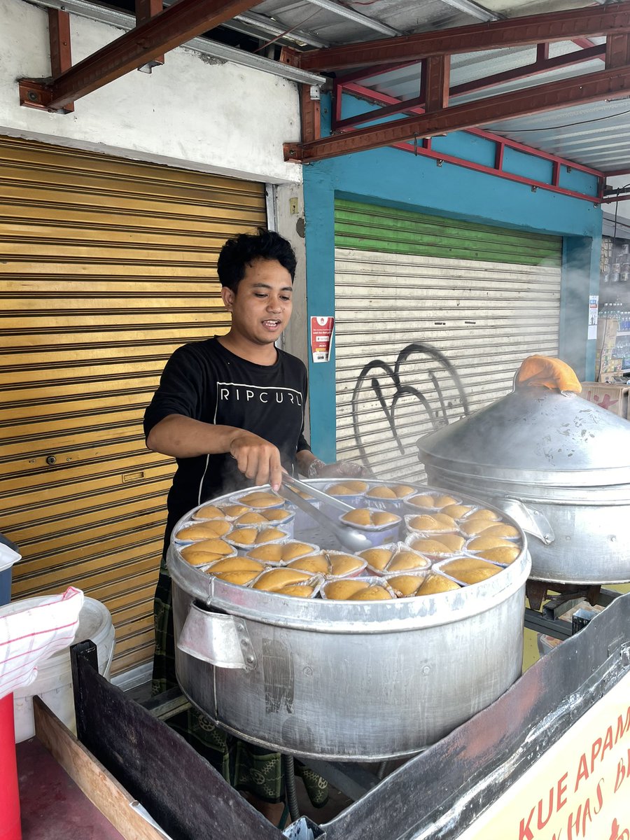 Ariefboediman's tweet photo. Snack atau kue tradisional dari bugis ini terbuat dari 100% gula aren, dan campuran tepung terigu dan tepung beras, mereka ini tadinya jualan di bali kemudian pandemi pindah ke jogja untuk memulai lagi dari 0 https://t.co/CGwdRUV6gE