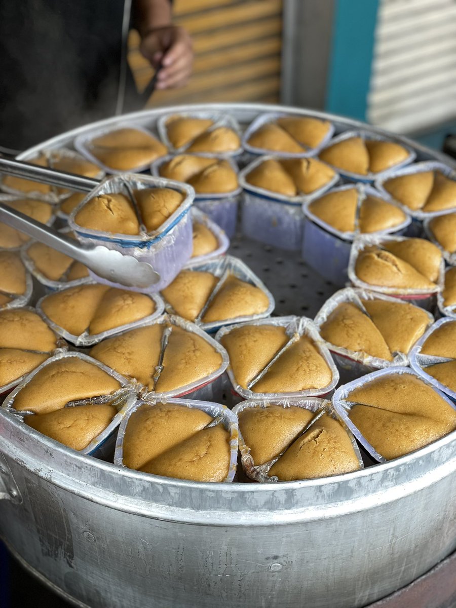 Ariefboediman's tweet photo. Snack atau kue tradisional dari bugis ini terbuat dari 100% gula aren, dan campuran tepung terigu dan tepung beras, mereka ini tadinya jualan di bali kemudian pandemi pindah ke jogja untuk memulai lagi dari 0 https://t.co/CGwdRUV6gE