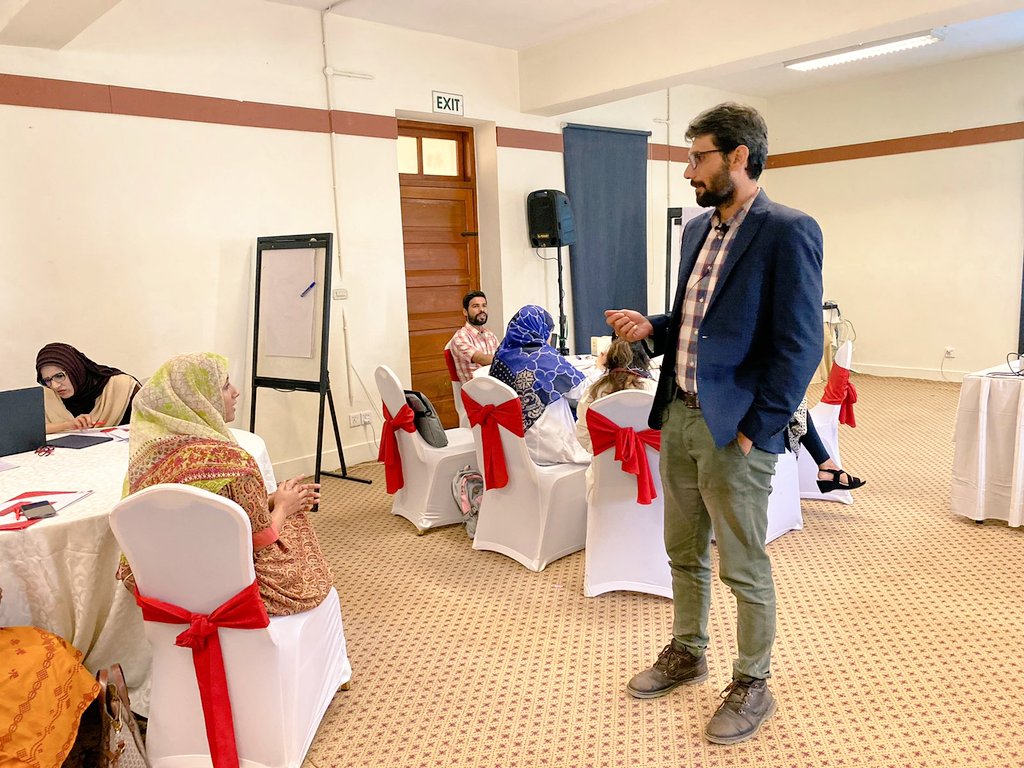 IHHN_PK's tweet photo. Dr. @S_GhazanfarPK presenting on how to emulate leadership qualities in #ED

#IHHNEMLeadershipCourse 
#IndusHospitalAndHealthNetwork https://t.co/UHyEstjPyi