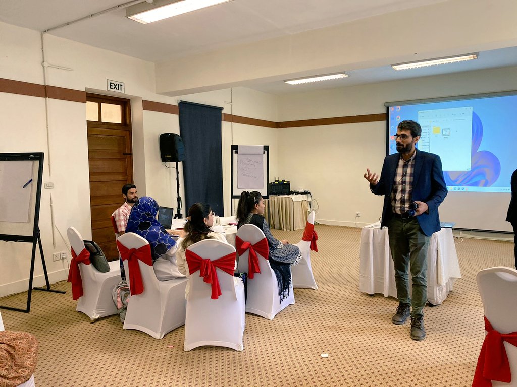 Indus Hospital & Health Network (@ihhn_pk) on Twitter photo Dr. <a href="/S_GhazanfarPK/">Syed Ghazanfar Saleem</a> presenting on how to emulate leadership qualities in #ED
#IHHNEMLeadershipCourse
#IndusHospitalAndHealthNetwork Dr. <a href="/S_GhazanfarPK/">Syed Ghazanfar Saleem</a> presenting on how to emulate leadership qualities in #ED
#IHHNEMLeadershipCourse
#IndusHospitalAndHealthNetwork
